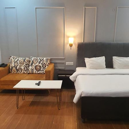 Mallenzo Suites Dlf Phase 1 Gurgaon Buitenkant foto