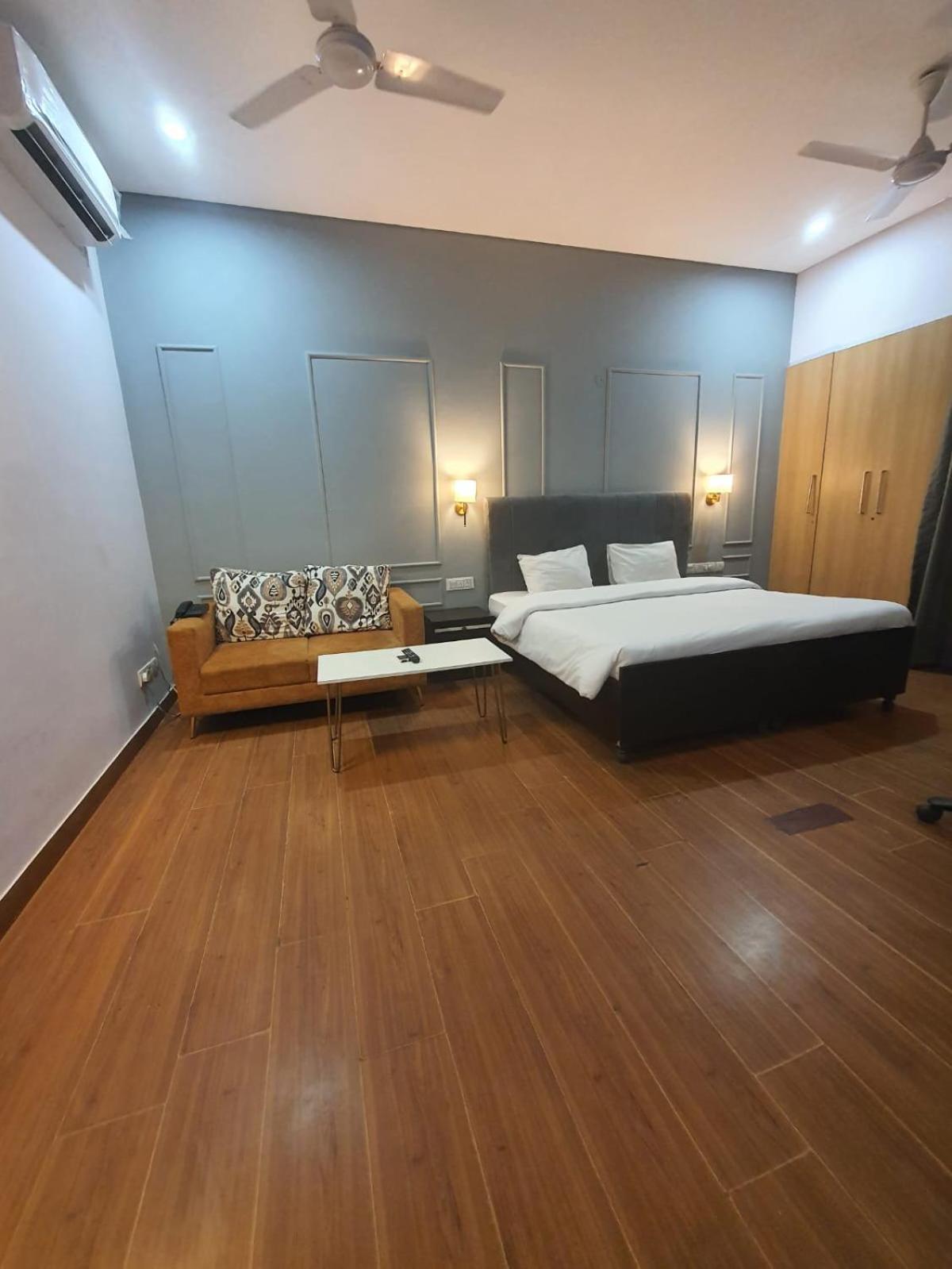 Mallenzo Suites Dlf Phase 1 Gurgaon Buitenkant foto