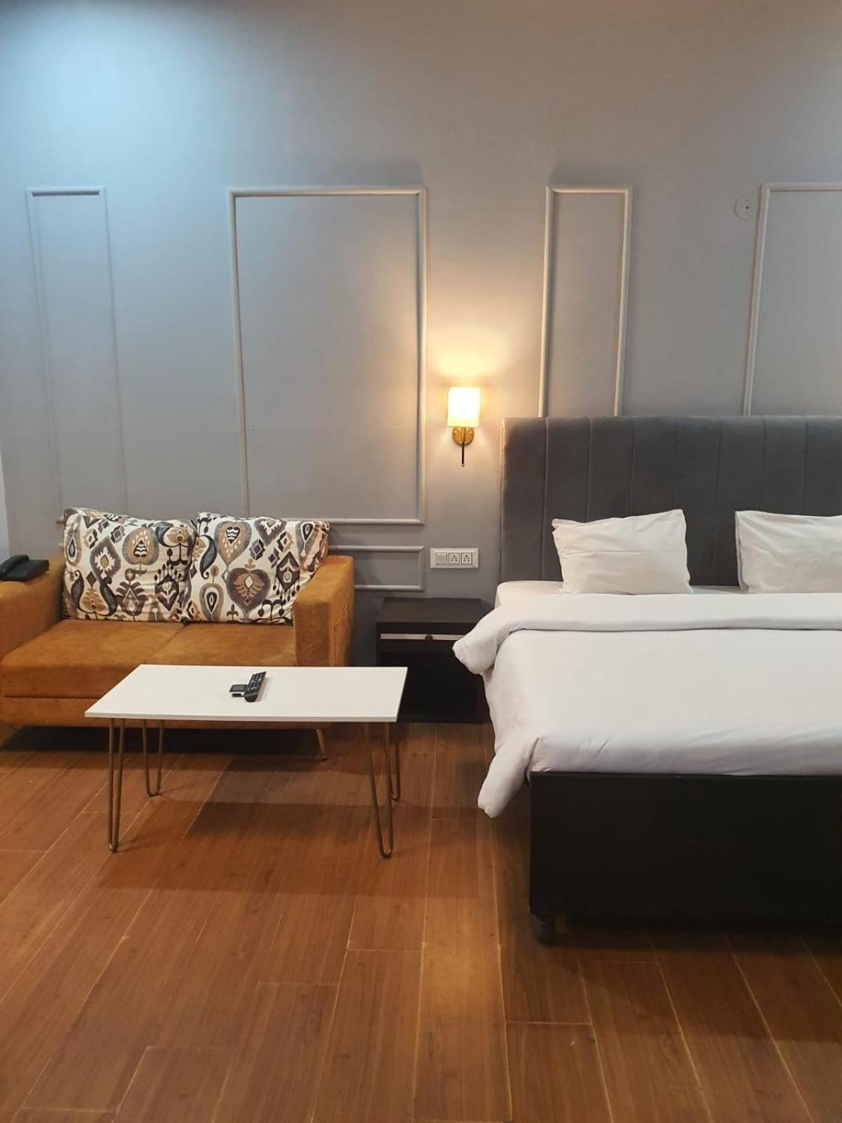 Mallenzo Suites Dlf Phase 1 Gurgaon Buitenkant foto
