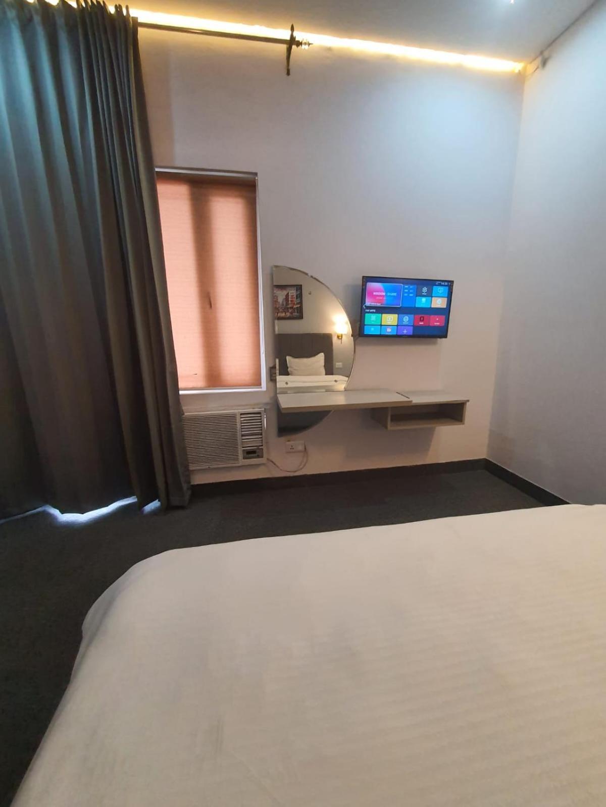 Mallenzo Suites Dlf Phase 1 Gurgaon Buitenkant foto