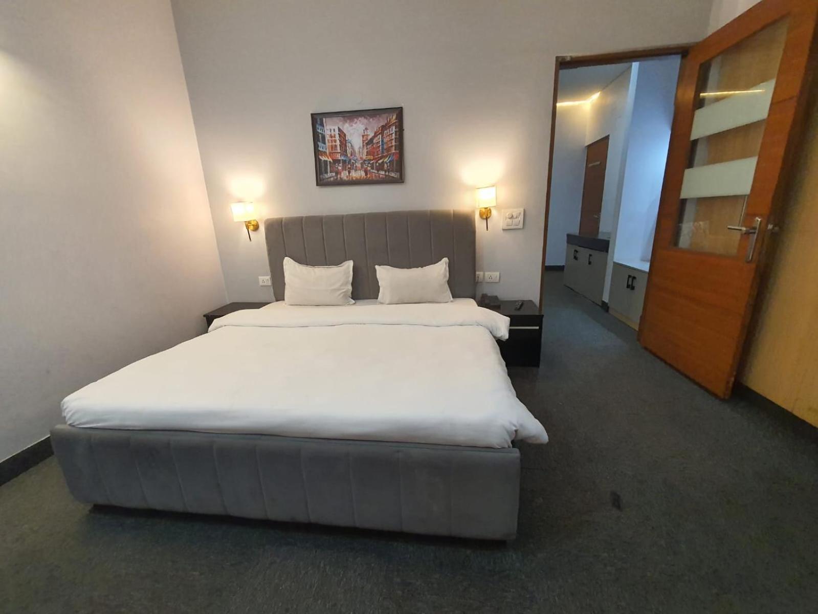 Mallenzo Suites Dlf Phase 1 Gurgaon Buitenkant foto