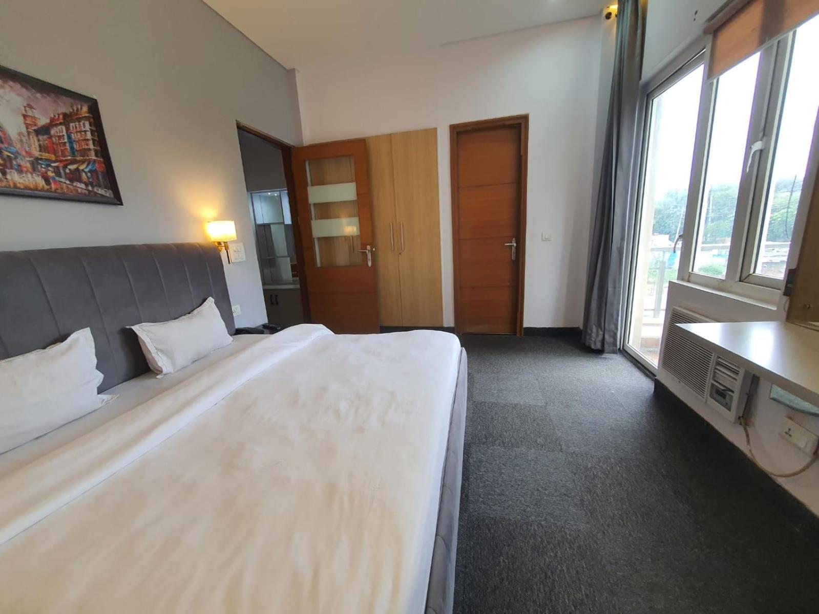 Mallenzo Suites Dlf Phase 1 Gurgaon Buitenkant foto