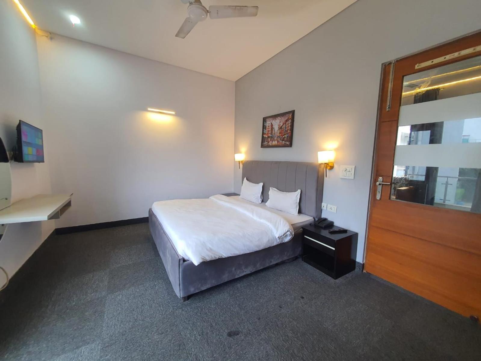 Mallenzo Suites Dlf Phase 1 Gurgaon Buitenkant foto