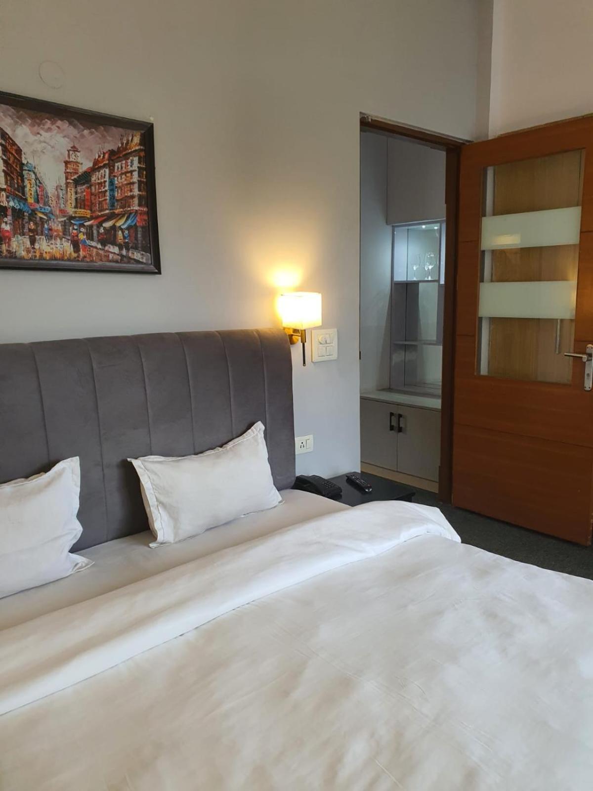 Mallenzo Suites Dlf Phase 1 Gurgaon Buitenkant foto